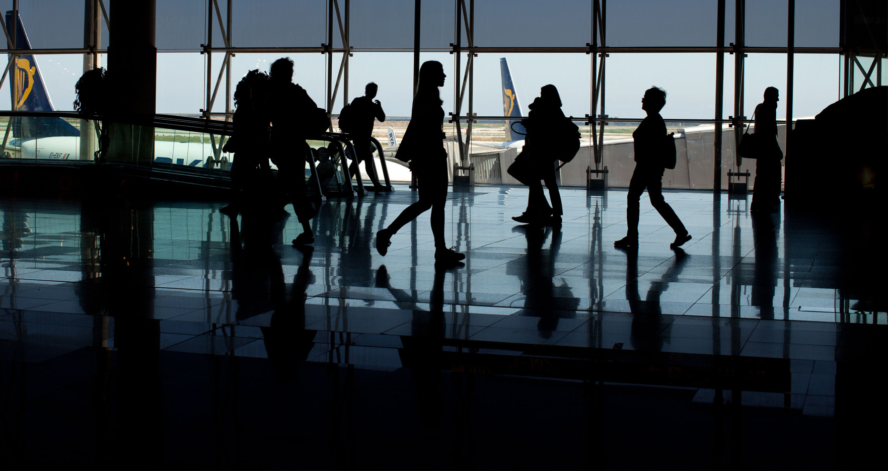 airport-crowd-dark